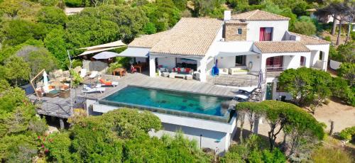une vue aérienne d'une maison avec piscine dans l'établissement Casa Bianchina Corsica, à Coti-Chiavari
