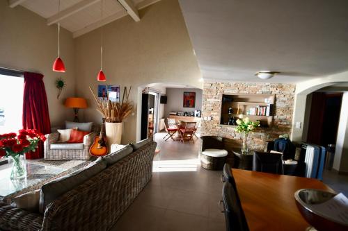 un salon avec un canapé et une table dans l'établissement Casa Bianchina Corsica, à Coti-Chiavari