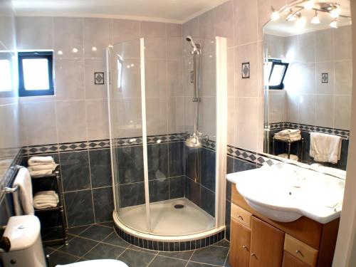 ein Badezimmer mit Dusche und Waschbecken in der Unterkunft Detached Villa on Balaia Golf Village with Golf & Tennis, walking distance to Beach and many Bars and Restaurants in Olhos de Água