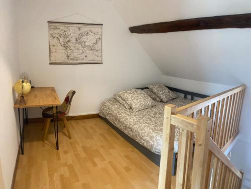 une chambre avec un lit, un bureau et une table dans l'établissement La maisonnette brainoise, à Braine