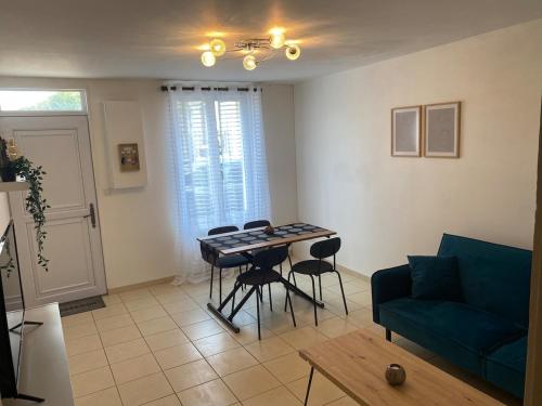 un salon avec une table et un canapé dans l'établissement La maisonnette brainoise, à Braine