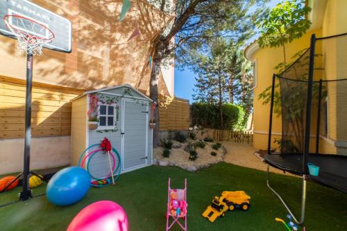 4 Bedroom Luxury Villa with Heated 15m Pool For Up-To 10 Guests