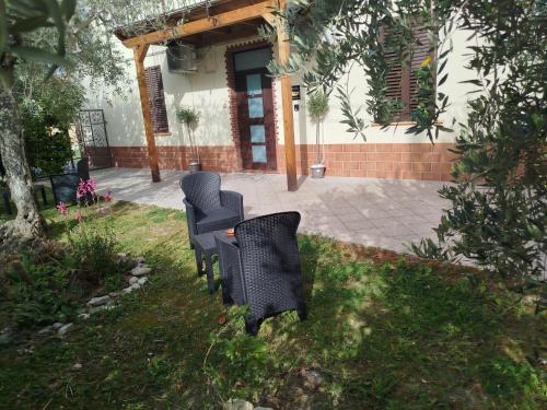 two chairs and a table in front of a house at Il rifugio del sole in San Giovanni Teatino