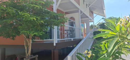 Balkón nebo terasa v ubytování Baan Rhomkham Ayutthaya - บ้านร่มขามอยุธยา