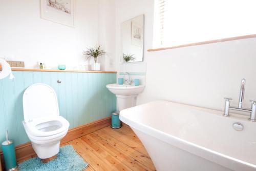 W łazience znajduje się toaleta, wanna i umywalka. w obiekcie Padstow Bed & Breakfast w mieście Padstow