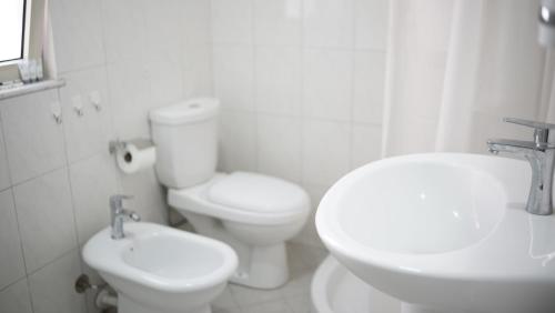 Ένα μπάνιο στο Marina Rooms