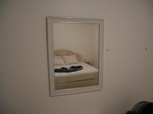a mirror on the wall of a bedroom with a bed at Cozy at Kohlarn in Ko Larn