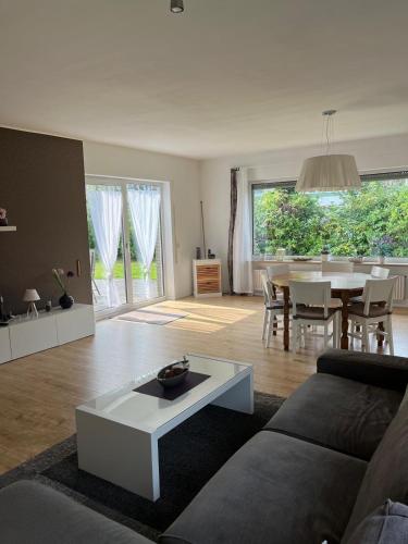 una sala de estar con un sofá y una mesa en Küstenbude große Auszeit, en Grömitz