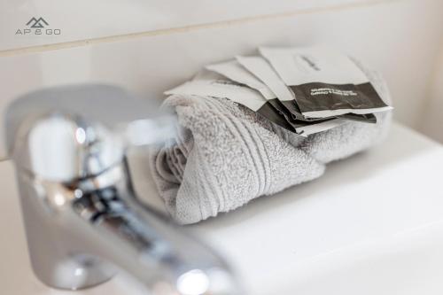 een handdoek op een aanrecht naast een wastafel bij House Beach Park in La Herradura