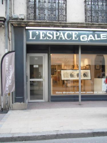 une devanture de magasin avec un panneau indiquant « Galerie de la Persistance » dans l'établissement Studio plein centre ville Dijon, à Dijon