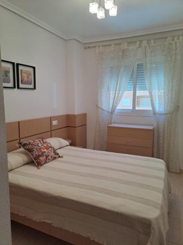 Giường trong phòng chung tại Bonito apartamento cerca del mar