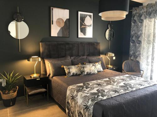 une chambre avec un grand lit et deux lampes dans l'établissement Villa pallazzino, à Saint-Raphaël