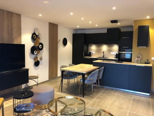 une cuisine et une salle à manger avec une table et des chaises dans l'établissement Villa pallazzino, à Saint-Raphaël