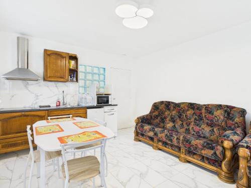 un salon avec un canapé et une table dans l'établissement Maison Appartement CARPE DIEM Jardin Privatif, à Romilly-sur-Seine
