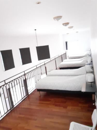 Une rangée de matelas est installée dans une chambre. dans l'établissement Loft La Rotonde à La Terrasse local vélos piscine 2 à 6 personnes, à Tournon-sur-Rhône