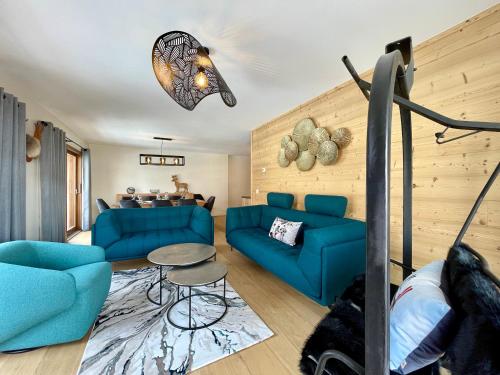 un salon avec un canapé bleu et une table dans l'établissement Homency - Residence Parenthèse A14, à L'Alpe-d'Huez