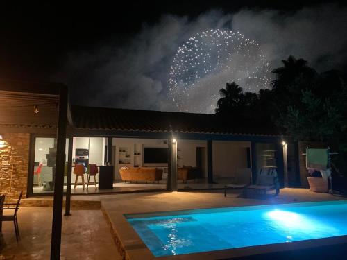 une maison avec piscine la nuit avec feux d'artifice dans l'établissement Villa 5 min walk to beach and port, à Fréjus