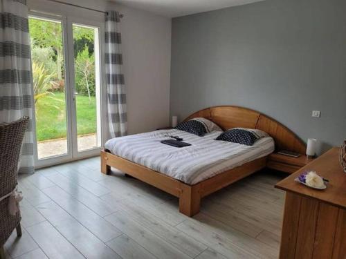 une chambre avec un lit et une grande fenêtre dans l'établissement Villa Jade, à Lasserre-de-Prouille