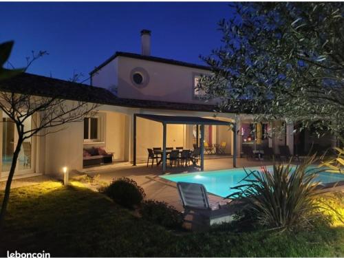 une maison avec piscine la nuit dans l'établissement Villa Jade, à Lasserre-de-Prouille
