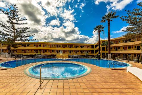 basen przed budynkiem w obiekcie Studio in Los Cristianos front of the beach with pool and WiFi w Aronie