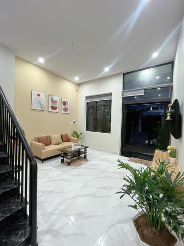 a living room with a couch and a fireplace at Minh Anh Villa & Apartment in Thôn Trường Giang