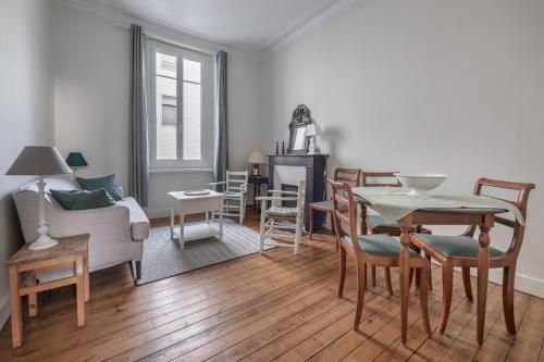 un salon avec une table et des chaises dans l'établissement Appartement cosy pour 2, sur Nantes, à Nantes