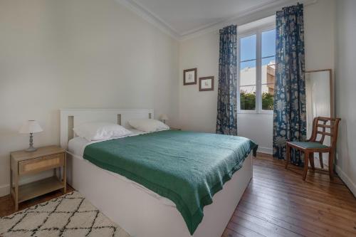une chambre avec un lit, une chaise et une fenêtre dans l'établissement Appartement cosy pour 2, sur Nantes, à Nantes