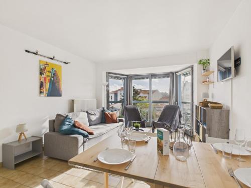 un salon avec un canapé et une table dans l'établissement Appartement pour 4, 700 m de la Grande Plage, à Saint-Gilles-Croix-de-Vie