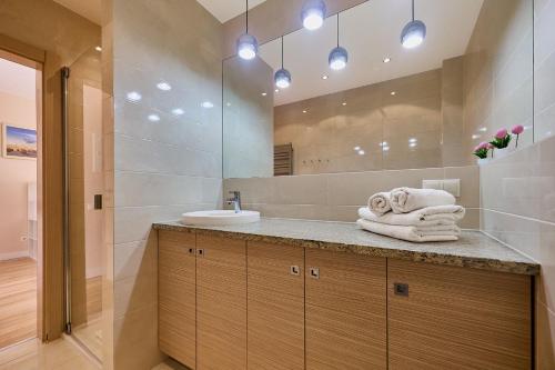 łazienka z umywalką i lustrem w obiekcie Apartamenty Świnoujście - Bałtycka w Świnoujściu