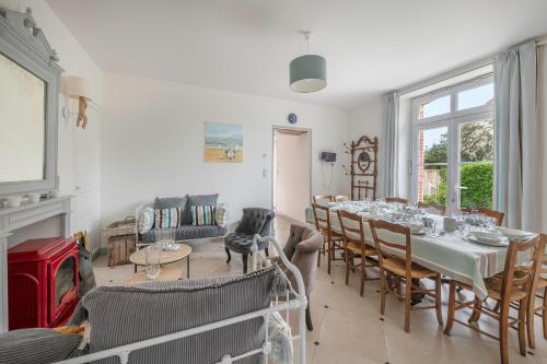 une salle à manger avec une table et des chaises dans l'établissement Villa pour 7 adultes, 1 enfant, a 400m de la mer, à Préfailles