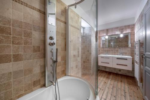 a bathroom with a shower and a tub and a sink at Villa pour 7 adultes, 1 enfant, a 400m de la mer in Préfailles