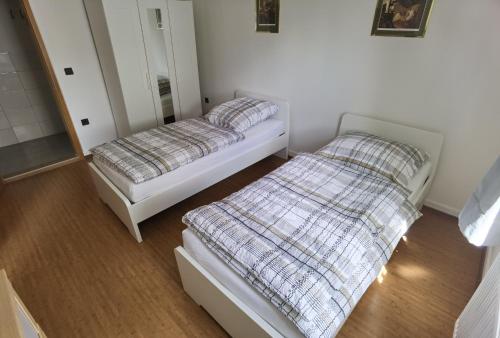 two beds sitting in a room with at Ferienwohnung am Backhaus 1 in Ahnatal