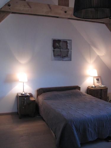 - une chambre avec un lit et deux lampes sur les tables dans l'établissement DOELAN superb apartment with sea views on all sides, à Clohars-Carnoët