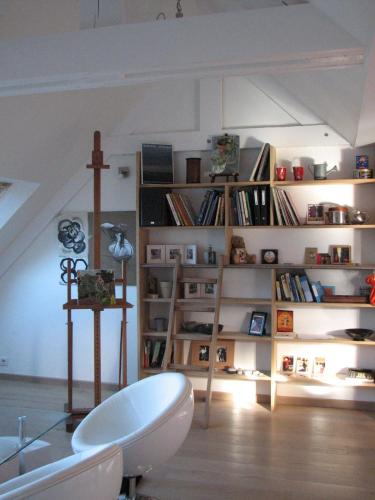 une pièce avec une croix sur un mur avec une étagère dans l'établissement DOELAN superb apartment with sea views on all sides, à Clohars-Carnoët