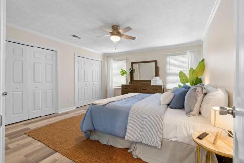 ein Schlafzimmer mit einem Bett und einem Deckenventilator in der Unterkunft Cozy Cottage for 6 Pet Fenced in Marietta