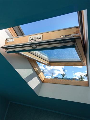 a skylight in a room with a window at Casa bunicilor dor de Bucovina in Câmpulung Moldovenesc