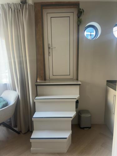Фотография из галереи Cozy Cabin at houseboat в Амстердаме