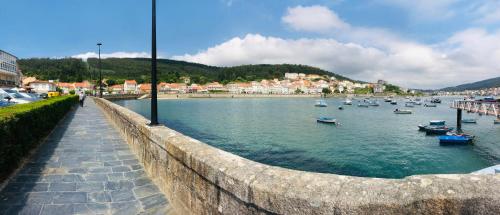 Blick auf einen Fluss mit Booten in der Unterkunft O lar da praia in Corcubión