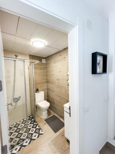 a bathroom with a shower and a toilet at CasaBaixinha- Mina São Domingos-Praia Fluvial-3minutos-Terraço in Mértola