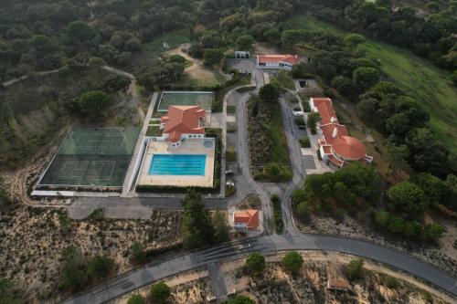 una vista aérea de una casa con piscina en Herdade de Montalvo - Comporta, en Comporta