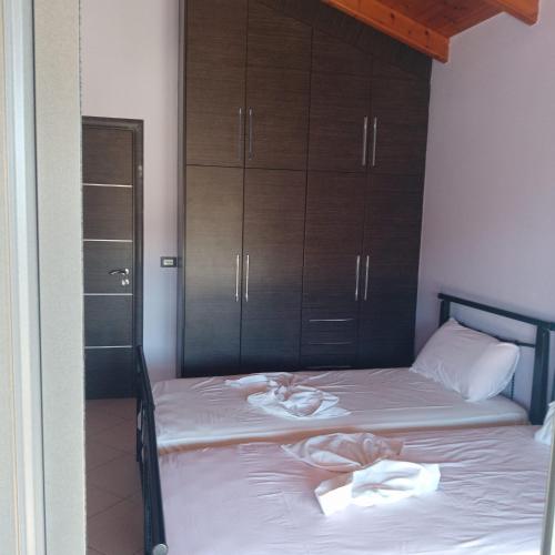 Ένα ή περισσότερα κρεβάτια σε δωμάτιο στο Apartments Polonia Saranda