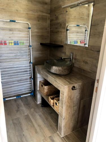 une salle de bain avec un lavabo et un miroir dans l'établissement Villa climatisée vue mer Porto-Vecchio, à Sainte-Lucie de Porto-Vecchio