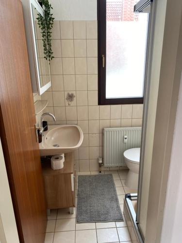 ein Badezimmer mit Waschbecken und Toilette in der Unterkunft Apartment zentral in Gießen mit Balkon! in Gießen