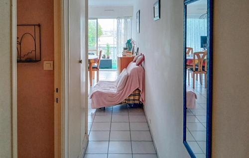 - un couloir avec une chambre dotée d'un miroir et d'une chaise dans l'établissement Nice Apartment In Perros-Guirec, à Perros-Guirec