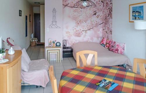 une chambre avec deux lits, une table et des chaises dans l'établissement Nice Apartment In Perros-Guirec, à Perros-Guirec