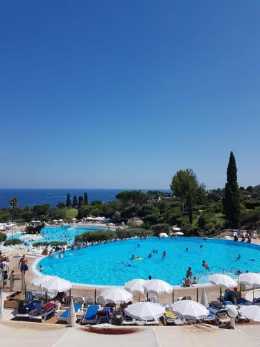 une grande piscine avec des gens qui nagent dedans dans l'établissement CAP FL Estérel T2, à Agay