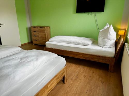 Postel nebo postele na pokoji v ubytování Fewo Unterm Stein - Rotkäppchen - 3 Schlafzimmer