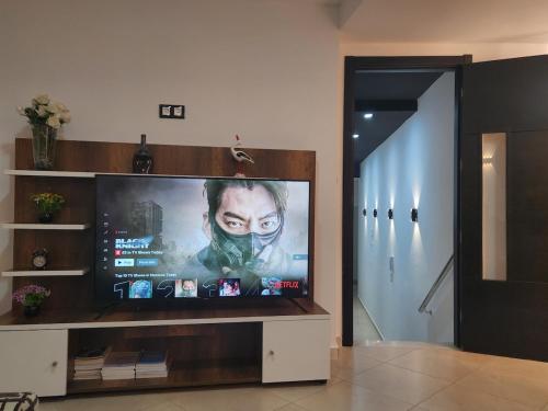 ein großer Flachbildfernseher im Wohnzimmer in der Unterkunft Ajanif Apparte Standing et Fraicheur Salon et Suite Parentale Climatise in Tétouan