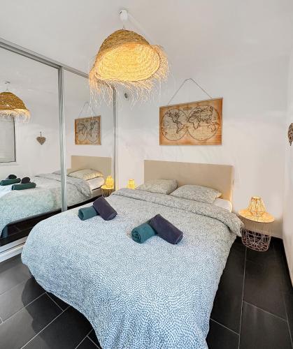 une chambre avec deux lits avec des oreillers dessus dans l'établissement L'Amphitrite 1 Stella vue mer, à Cucq