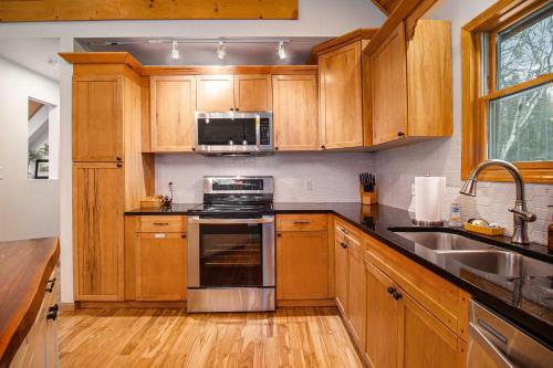 Una cocina o zona de cocina en Pinecrest Cabin